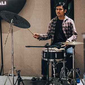 Sandy Winarta – Drums